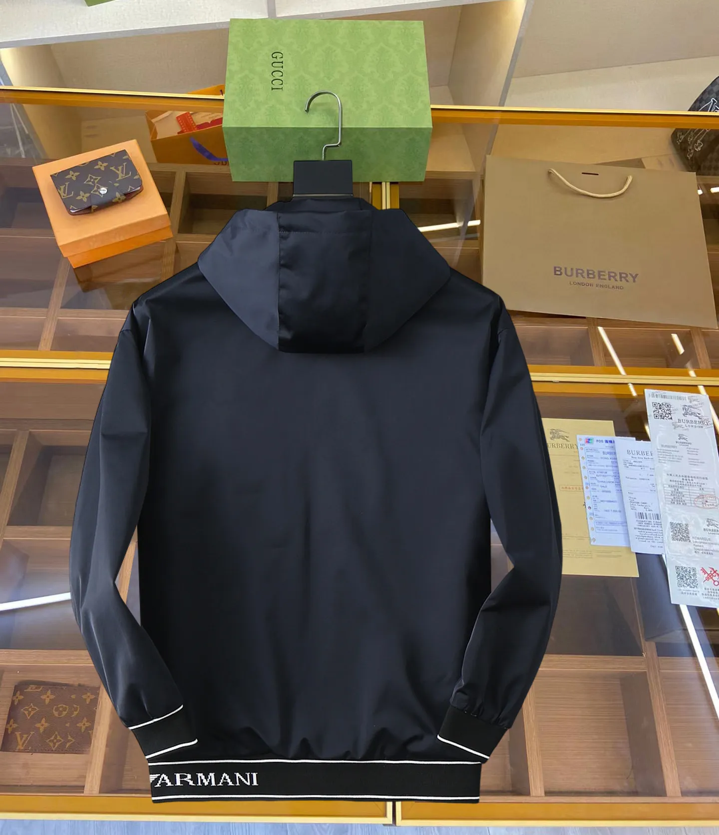 Armani official website Same Style, complete with three labels, on sale in advance. Spring 2026 New Arrival men's jacket, complete with Original three labels. Premium version. Custom-made fabrics at the counter. Breathable, high comfort, impeccable details, brand element design concept, reflecting high quality. It feels delicate and soft, presents a casual cut, and has a great upper body shape. Sizes: M～3XL,